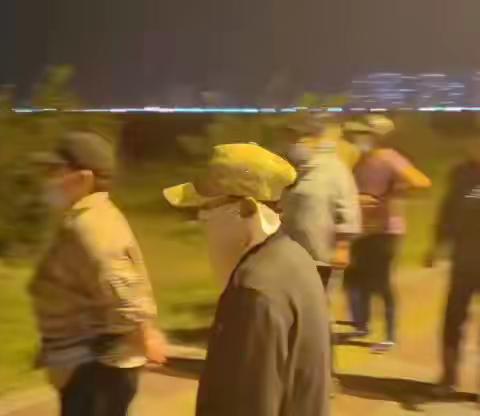 曹妃甸交警二大队查处一起违法载人的违法行为