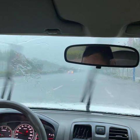 曹妃甸交警二大队全力做好暴雨恶劣天气交通安全管理工作