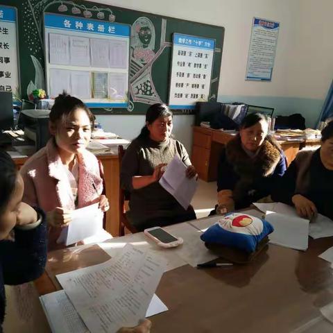 分享成功的喜悦，分析失败的原因！为今后简洁高效轻松和谐快乐的教学奋进！拦隆口小学期中质量分析研讨会