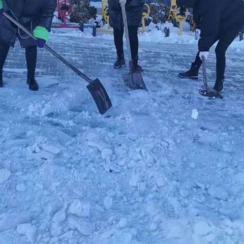 扫雪铲冰保安全——耳字壕幼儿园扫雪记