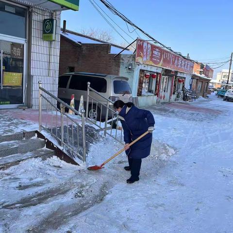 多伦县分公司:党员干部和职工们主动参加除雪劳动！