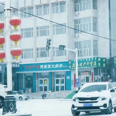 浴“雪”奋战的邮政小哥！