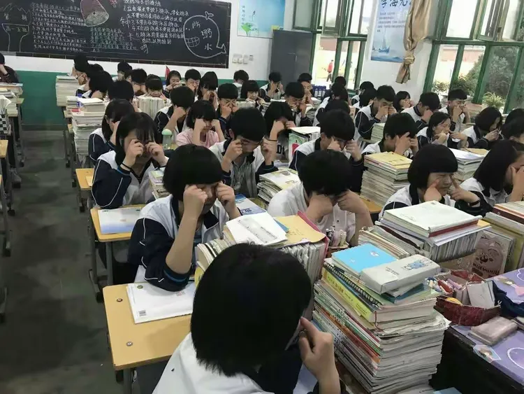 曲阳县第五高级中学课间十分钟开展眼保健操活动