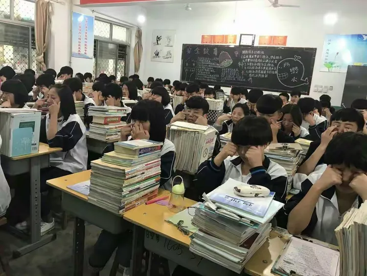 曲阳县第五高级中学课间十分钟开展眼保健操活动