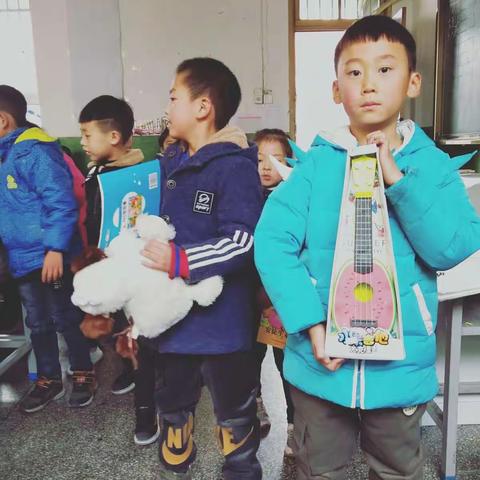 一一班小葵花关爱留守儿童义卖活动