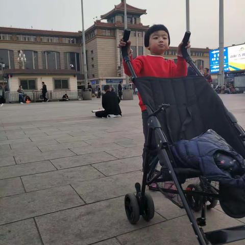 爸爸妈妈去上班，我去北京玩。