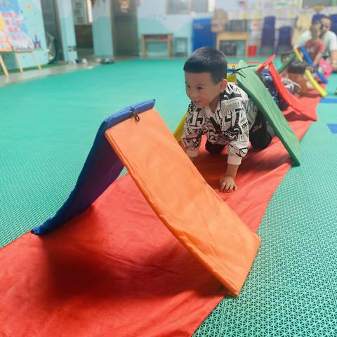 桥东幼儿园体智能：主题蜈蚣侠的冒险记。教学目的：爬行能力，腿部爆发，团结协作，钻爬能力，反应能力