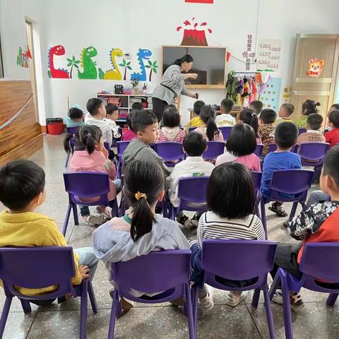 《好玩的纸板》活动目标1.激发幼儿的创新意识培养幼儿	的创新品质。(重点)	2.引导幼儿合作创新纸盒的各