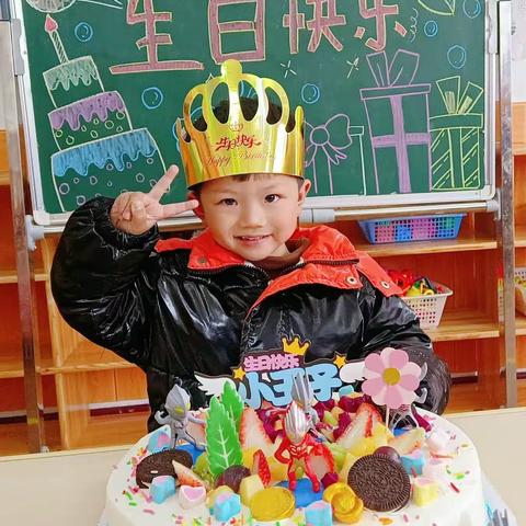 红果果幼儿园中班白城铭小朋友生日快乐！