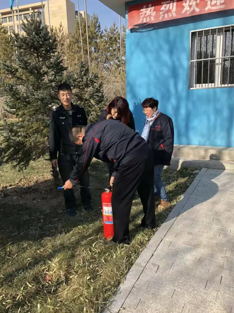 应急供水分公司回民所对灭火器的使用方法进行学习