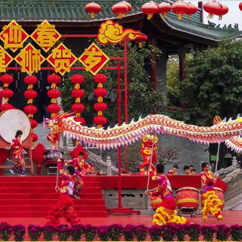 金  虎  迎  春  醒  狮  贺  岁