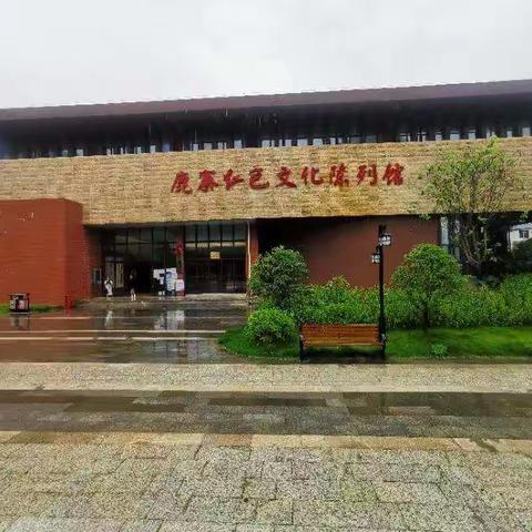 不忘初心、牢记使命！    ---雨中中渡红色行