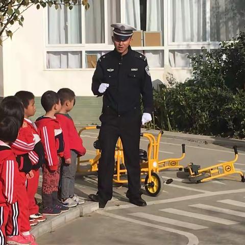 昭通市幼儿园开展幼儿交通安全示范体验区活动