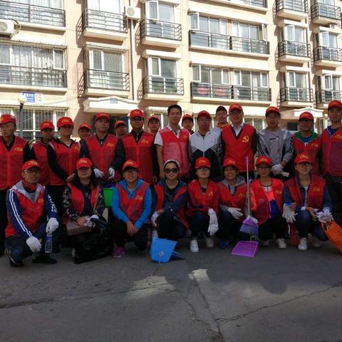 辛庄子乡志愿服务队开展小区卫生清扫活动，为祖国六十八华诞献礼。