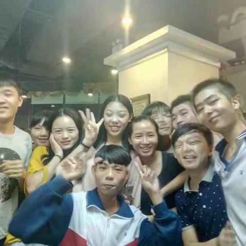 毕业，就像一个大大的句号，从此，我们告别一段年少轻狂的岁月，一个充满幻想的时代，15《4》永在心中！