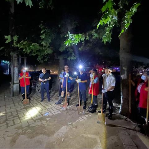 市商务局全力开展灾后清淤工作