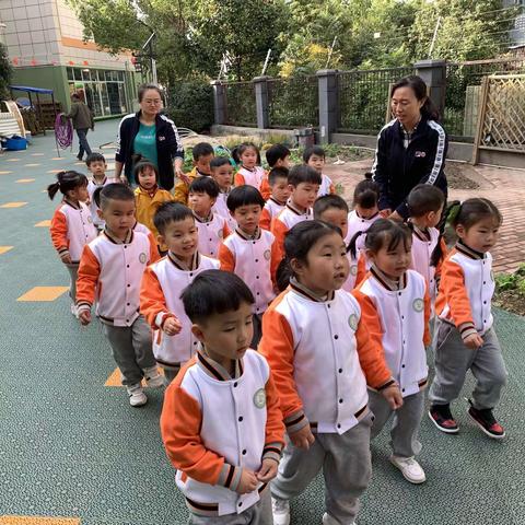 拥抱秋日暖阳，悦动早操时光——小三班「早操展演」风采一览