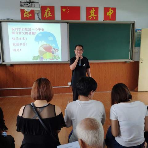 北小郭小学六年级举行暑假安全教育专项会议