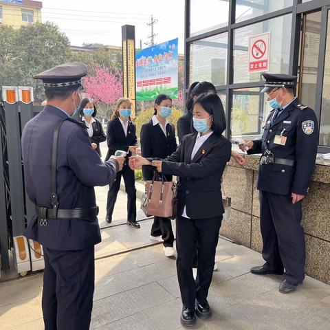 百年名校美誉扬 参观学习强素质---华州区小学第三大学区赴咸林中学参观学习活动纪实