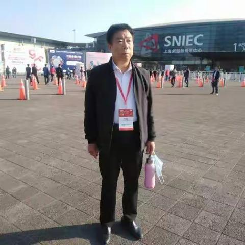 李金土携小相菊花到上海参加“豫果飘香”品牌农产品展销活动