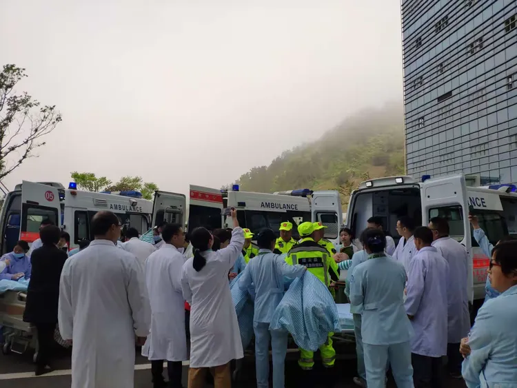 2019年4月17日，缙云户外应急救援队参与缙云人民医院搬迁，现场照片。