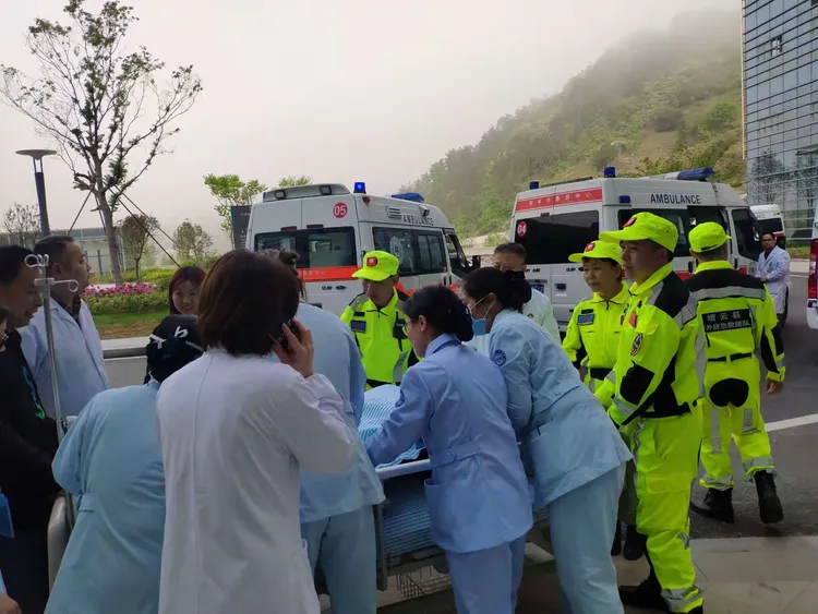 2019年4月17日，缙云户外应急救援队参与缙云人民医院搬迁，现场照片。