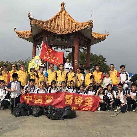 一山好景君须记，正是队旗飘扬时