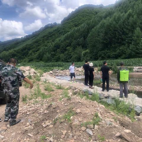 县委常委、县政府副县长包维书率队深入小市镇视察受灾情况