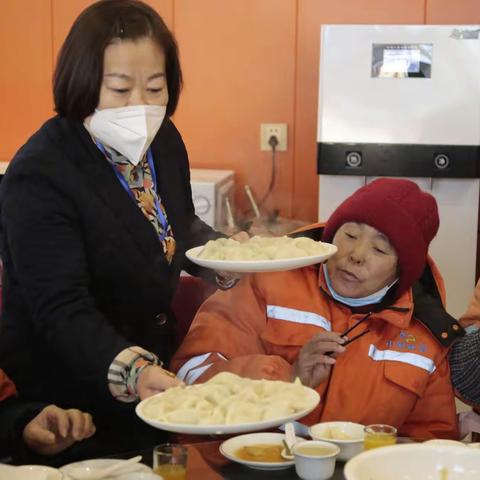 温暖的小年   小芳的坚守