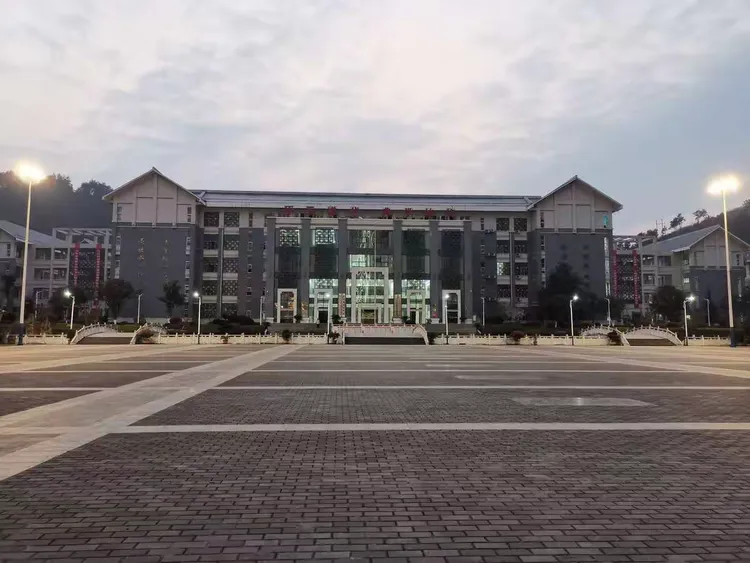 省教育厅副厅长级督学何秀黔到瓮安中学调研检查高三开学工作