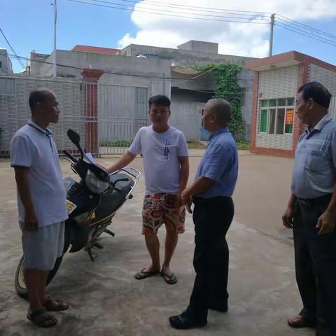 8月8日区环卫局陈雄波局长前往东城村走访贫困户