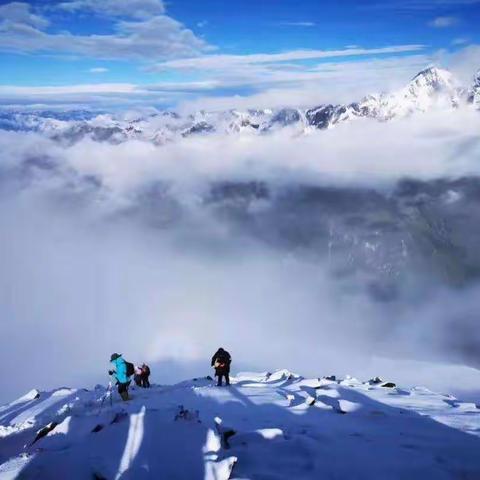 纵横人挑战四姑娘二峰雪山登顶回忆2015年8月8日活动足迹，海拔5276米