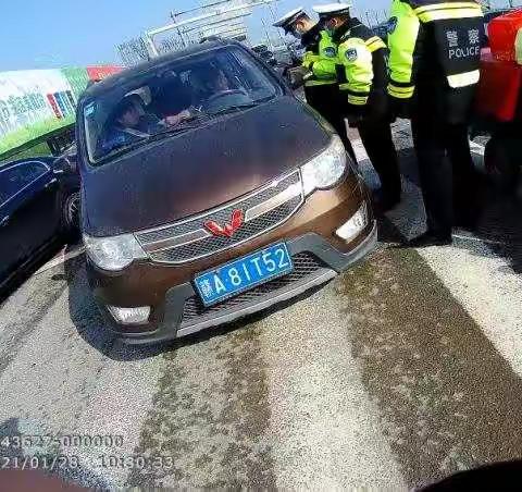 春运第一天，新洪大交警中队对辖区交通秩序进行整治，在东祥路与芳湖路路口查处超员面包车一辆。