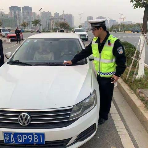 新洪大交警中队，不忘初心、牢记使命。对管辖范围乱停乱放车辆进行贴单整治以及夜间对管辖范围进行巡逻。