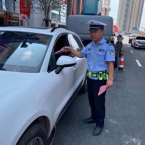 新洪大交警中队再次对新洪大商圈违停车辆发放关于规范新洪城大市场停车程序的公告。
