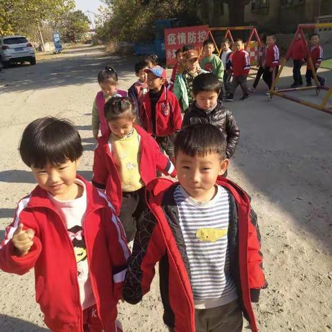 2020蓝天幼儿园中班秋季采摘，手工作品展示