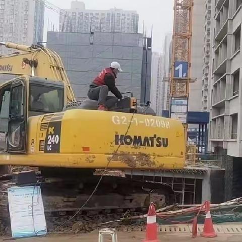 兵分二路  从严执法 执法支队检查未央区、雁塔区部分工地非道路移动机械使用情况