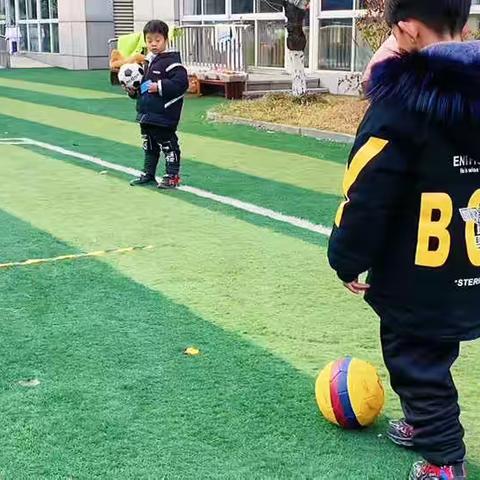 2021年12月31日，镇江新区平昌幼儿园中班组组织幼儿开展了以“阳光体育，伴我成长：玩转足球，快乐童年”为主题的