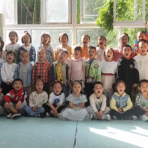 “双向奔赴，共育花开”－－星星幼儿园花朵二班期末家长会