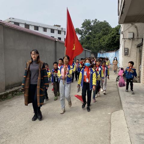 两江镇中心小学“关爱老人、奉献爱心”慰问敬老院老人活动