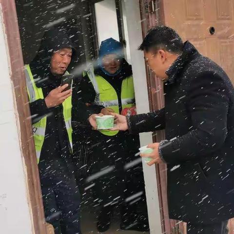 最美不是下雪天，而是雪天送温暖——暖心，昆明公交第二公司十二车队为员工雪天送姜汤