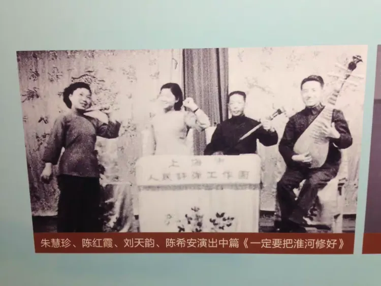 参观蒋月泉生平展