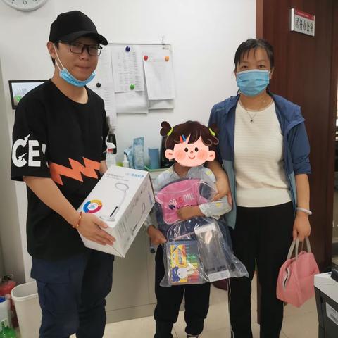 上地街道妇联、团工委开展对地区困难儿童秋季学期慰问关爱活动