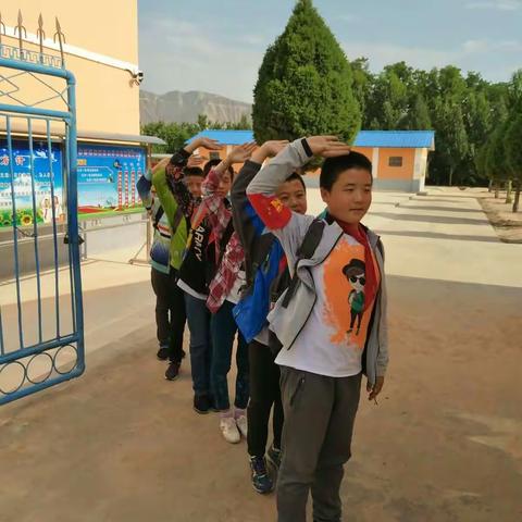 麻林坪小学创城活动之“文明礼仪我先行”