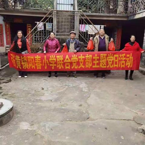 真情关爱暖人心，探望生病老党员