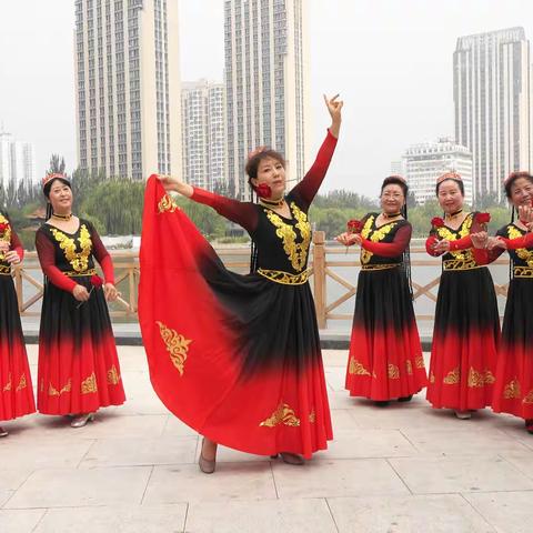 （二）龙潭公园阿连魅力新疆舞团！前进中••••••