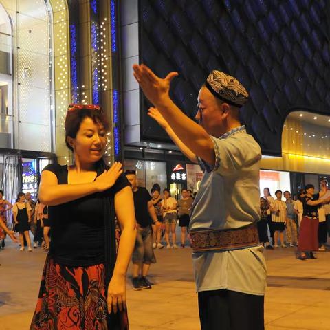 （一）龙潭公园阿连魅力新疆舞团！前进中••••••