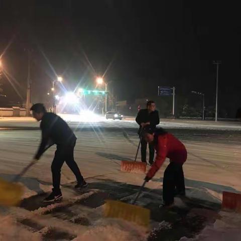 以雪为令 雪停路净 区粮食局组织人员清理包抓路段积雪