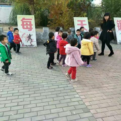 扎鲁特旗教体局直属幼儿园【宝宝二班】感受秋天的美