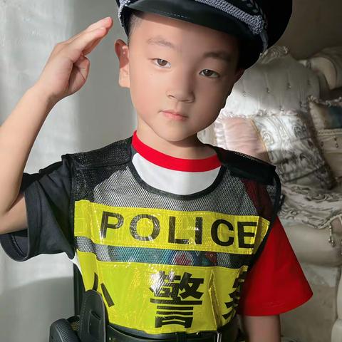 大家好，我是罗骏宇。今天带来的故事是《小猫钓鱼》🎣这个故事告诉我们：做事不能三心二意。